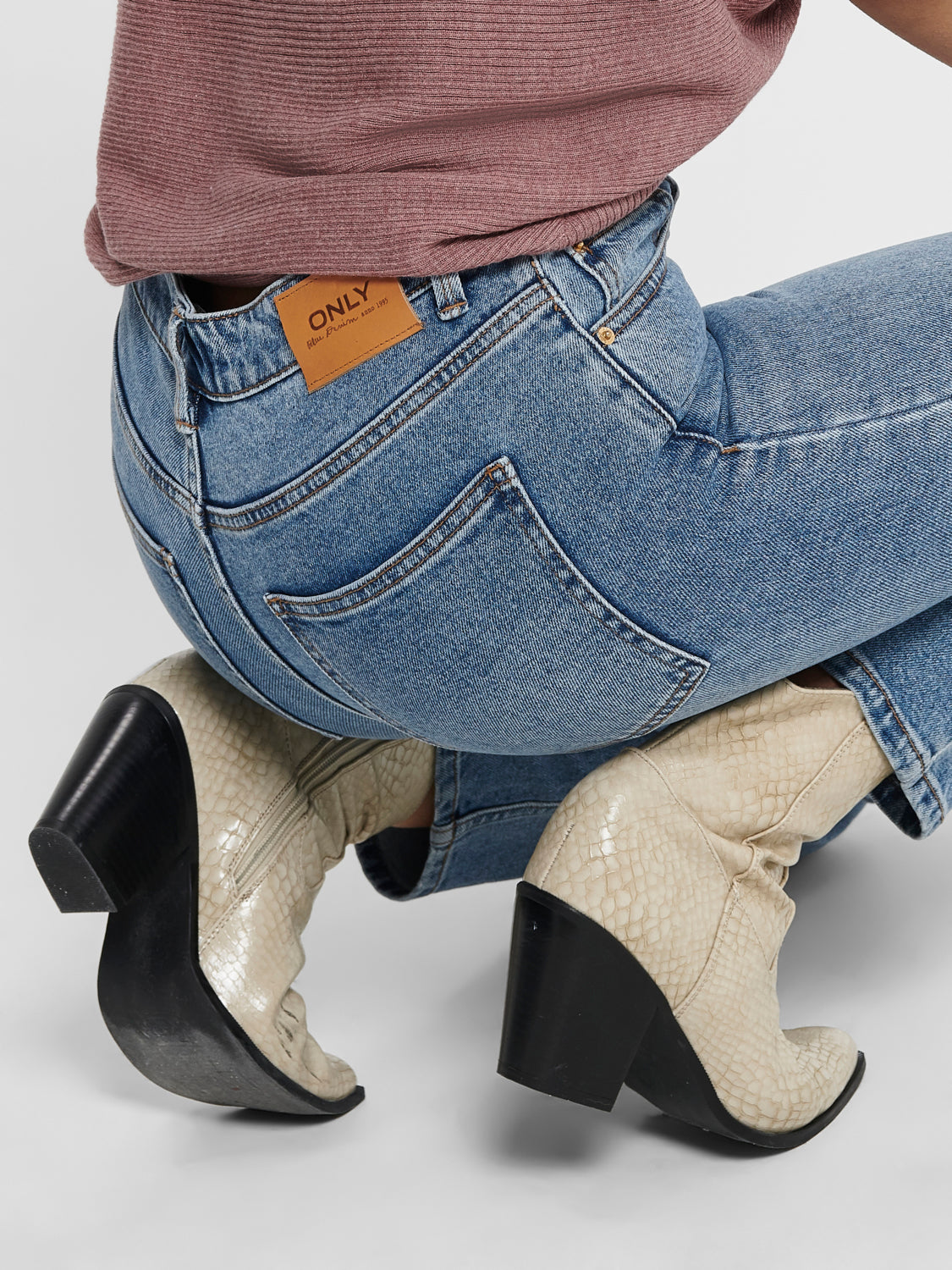 ONLEMILY HW Straight Jeans - MAE0012